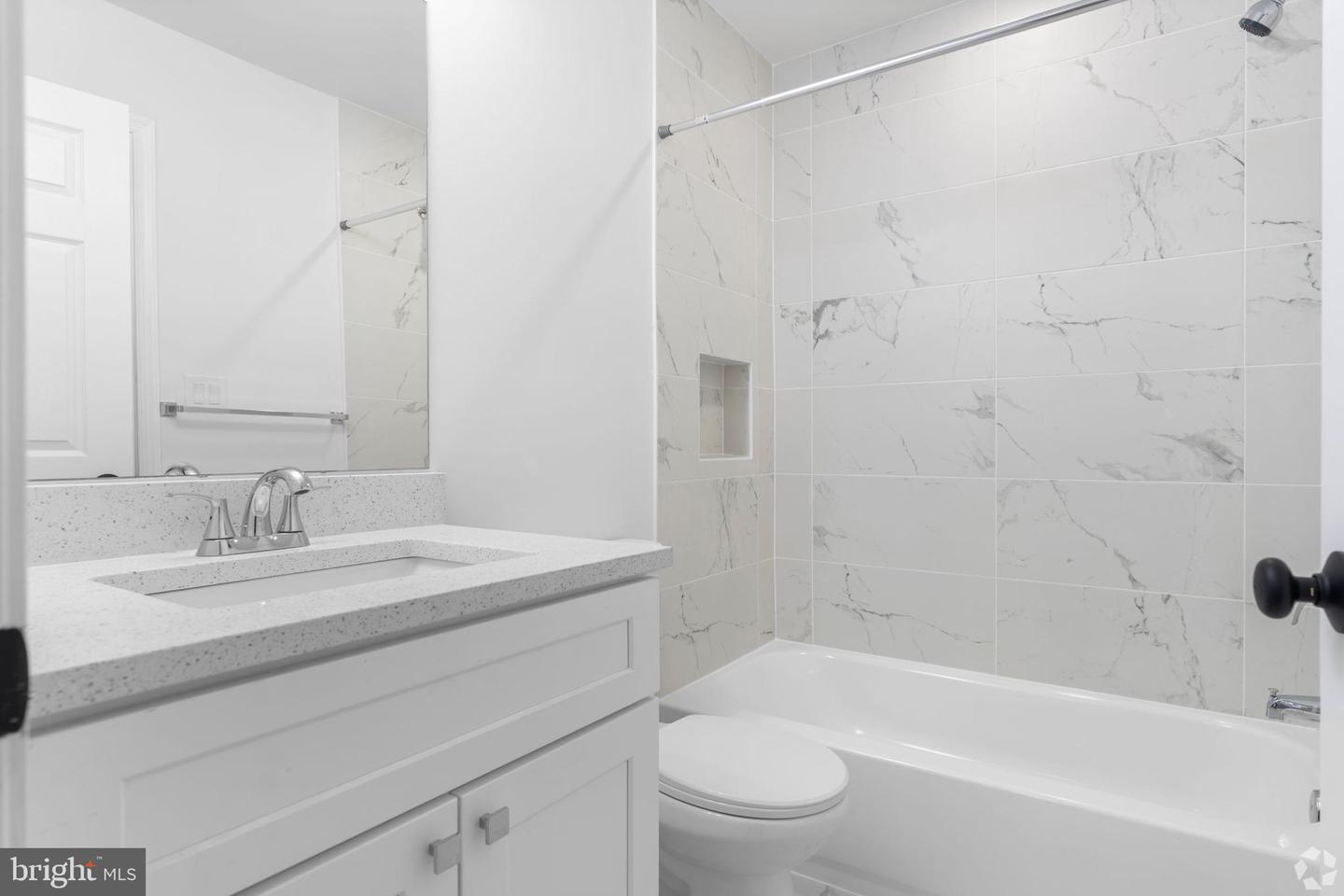 324 61st St Ne #5 Property Photo 5