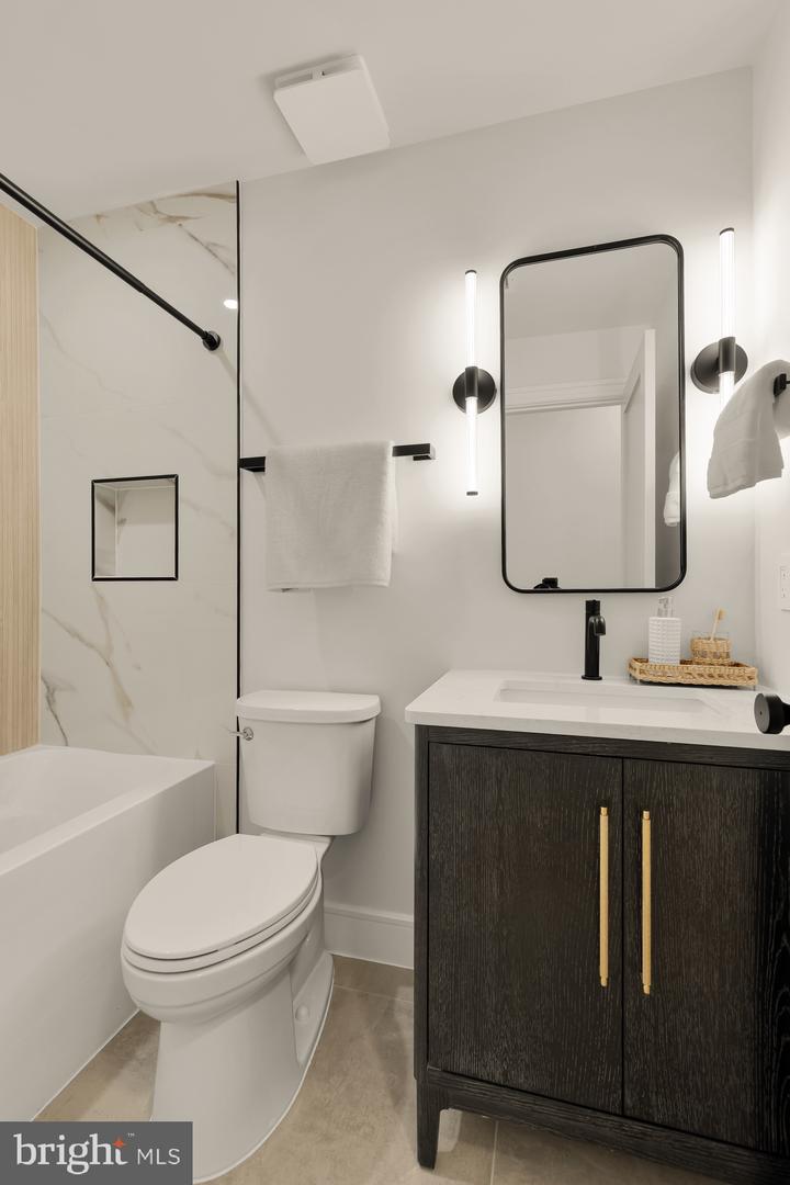 1463 Harvard St Nw #ph8 Property Photo 32