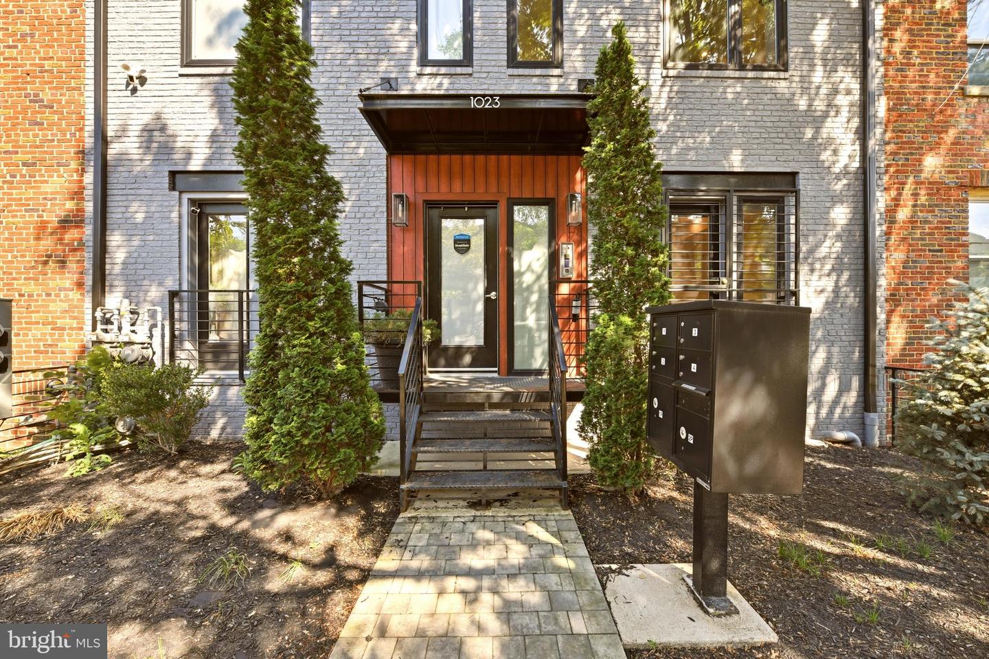 1023 16TH ST NE #B Property Photo 1