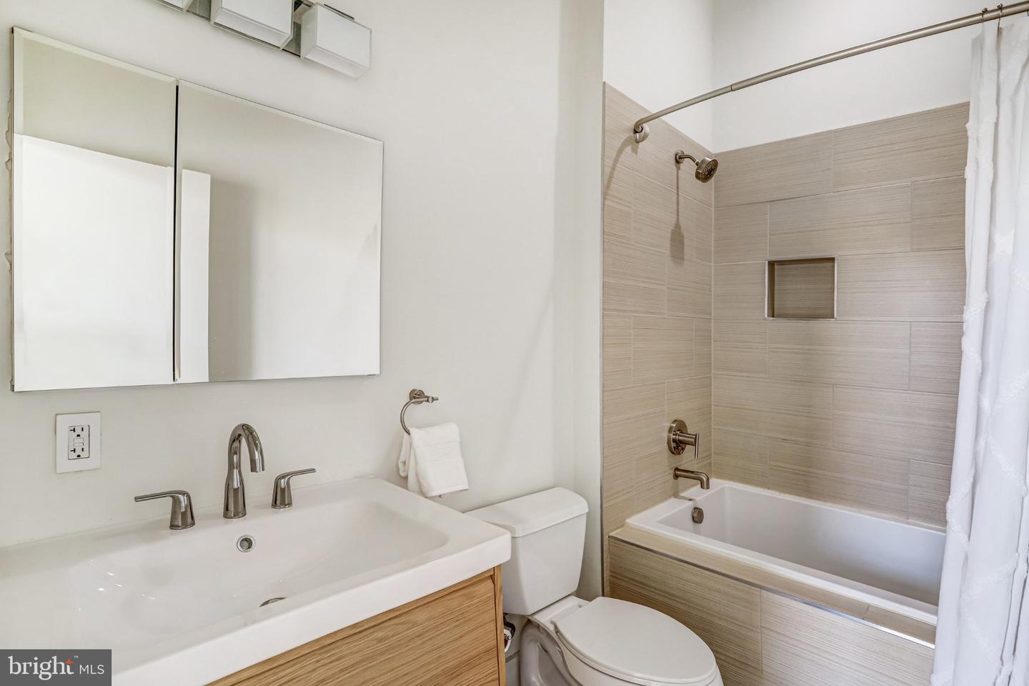 2380 Champlain St Nw #306 Property Photo 14