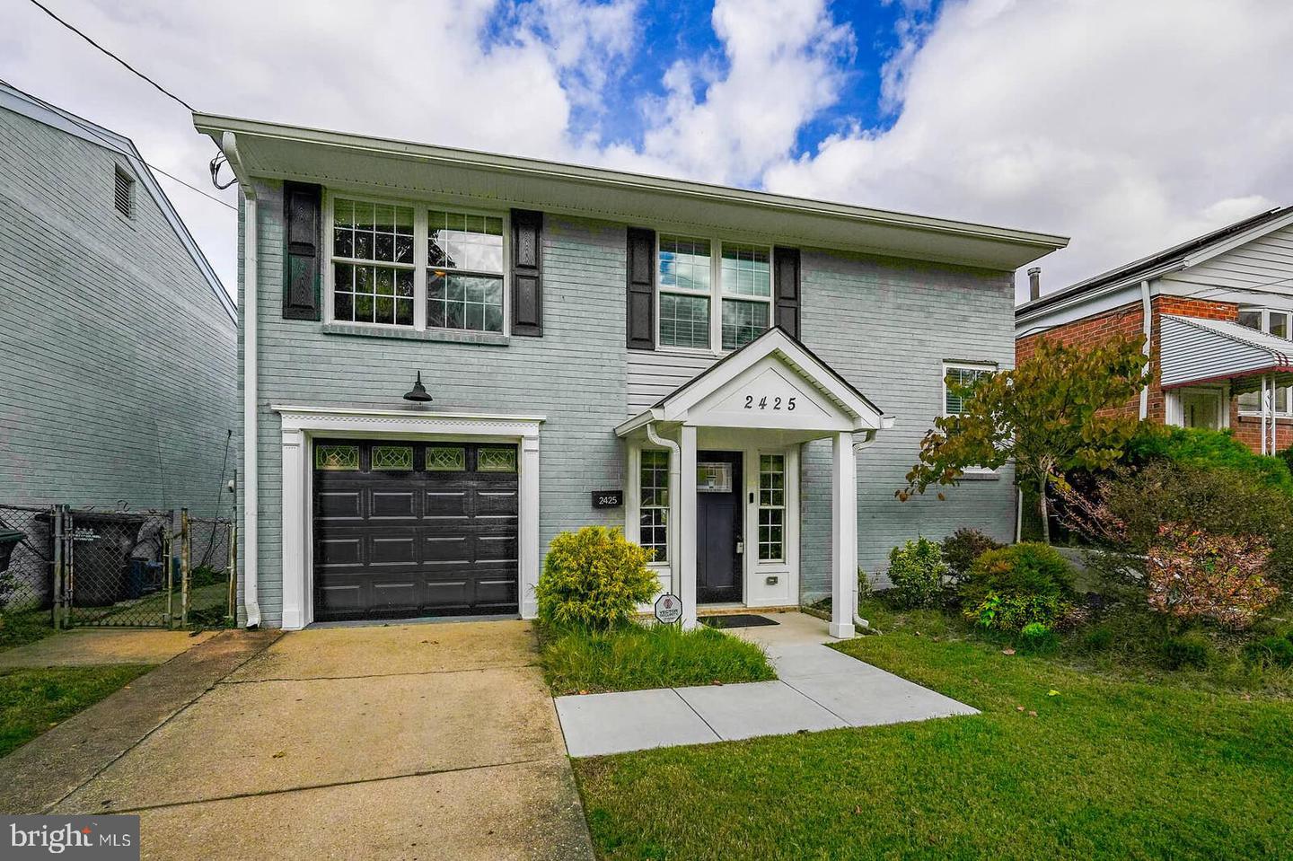 2425 Skyland Pl Se Property Photo 1