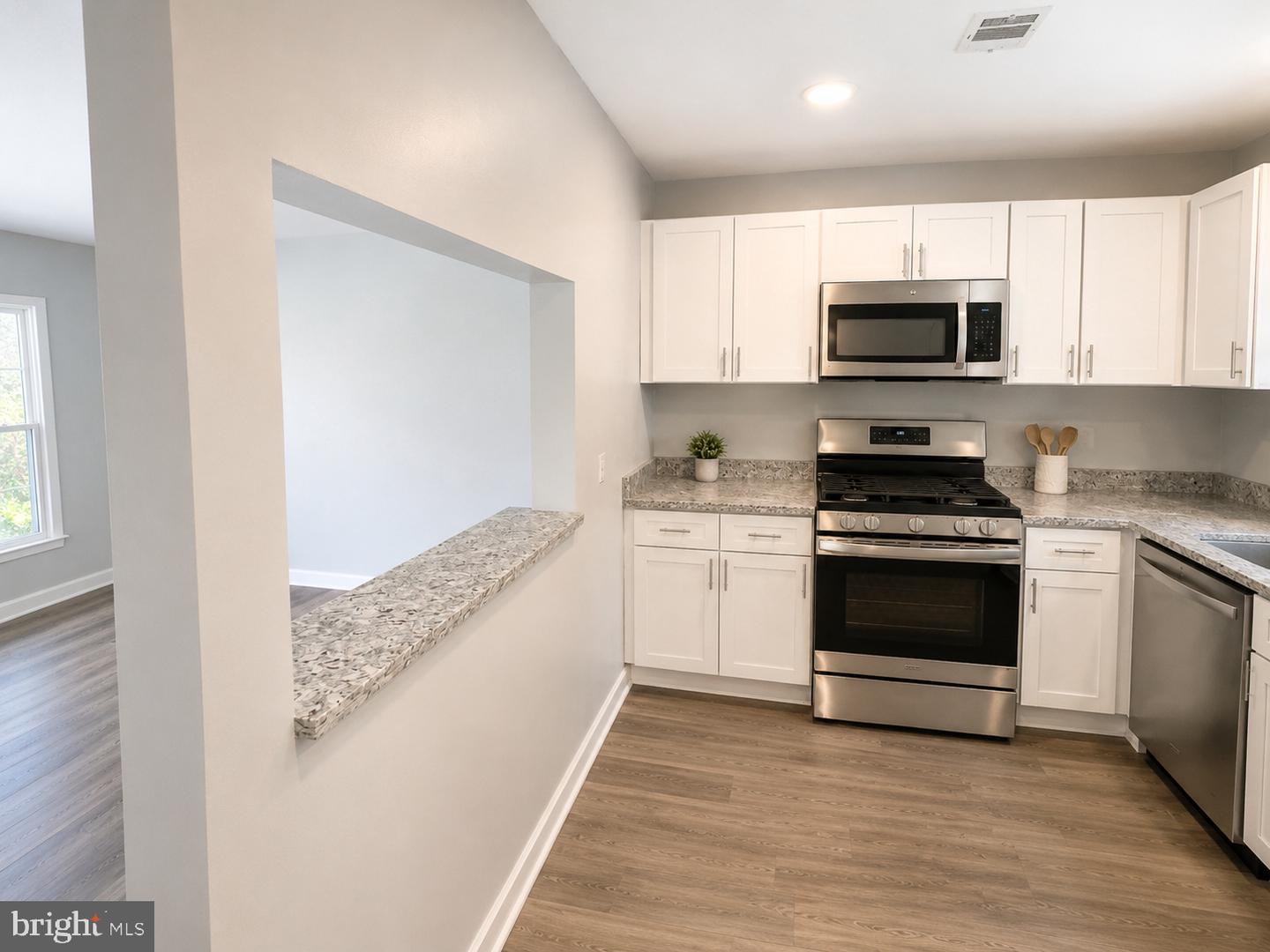 806 Hr Dr Se Property Photo 2