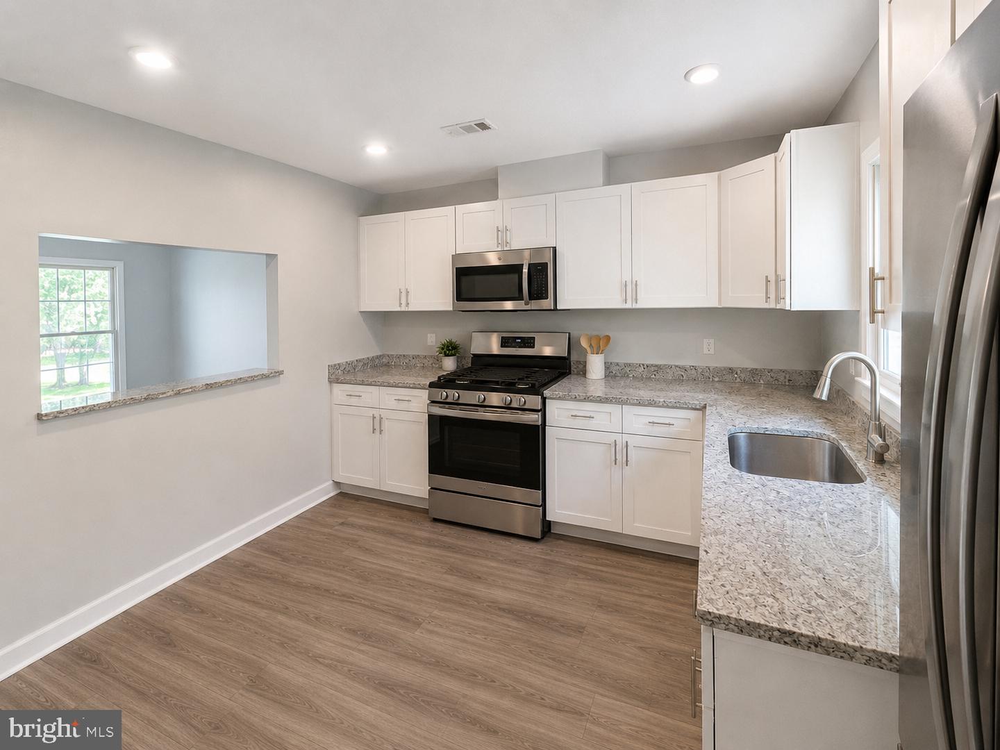 806 Hr Dr Se Property Photo 3