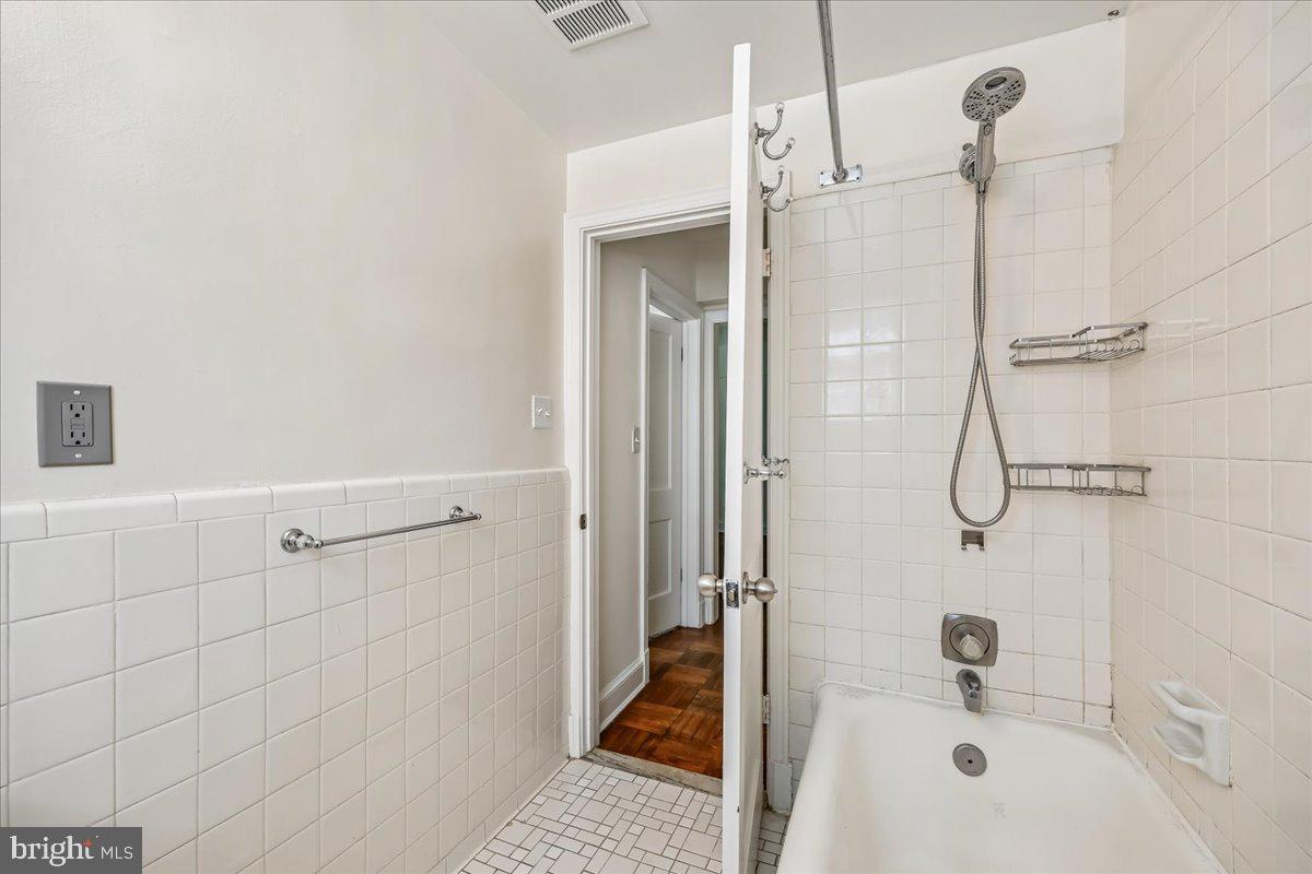 4481 Macarthur Blvd Nw #204 Property Photo 15