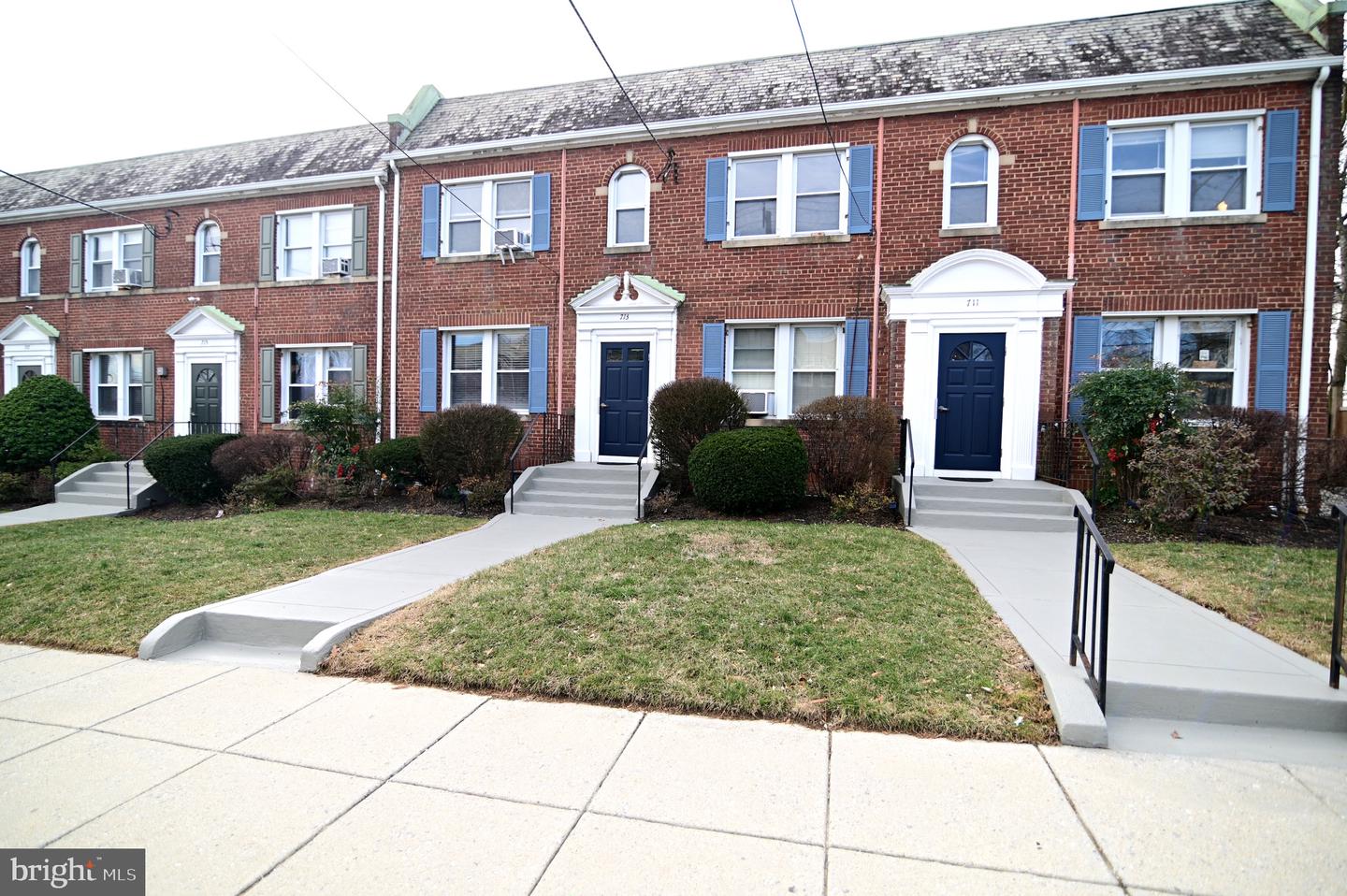713 HAMLIN ST NE #1 Property Photo 1