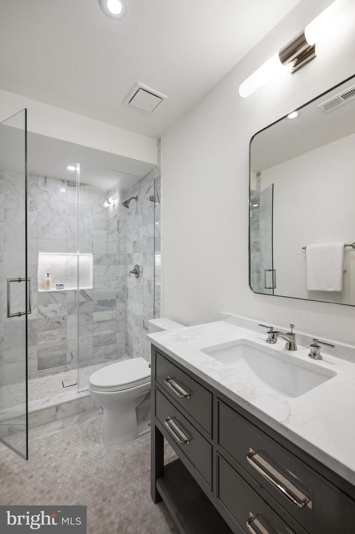 1716 Swann St Nw Property Photo 40