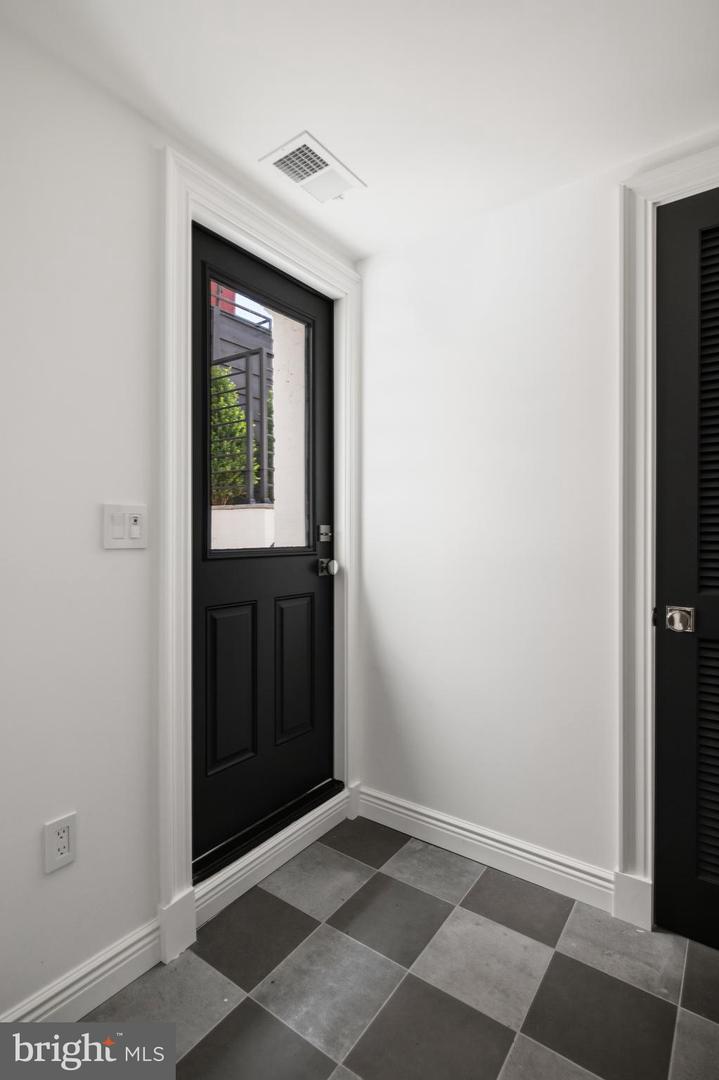 1716 Swann St Nw Property Photo 41