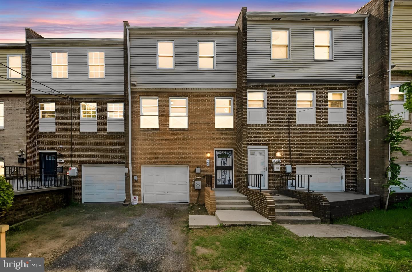 907 Barnaby St Se Property Photo 1