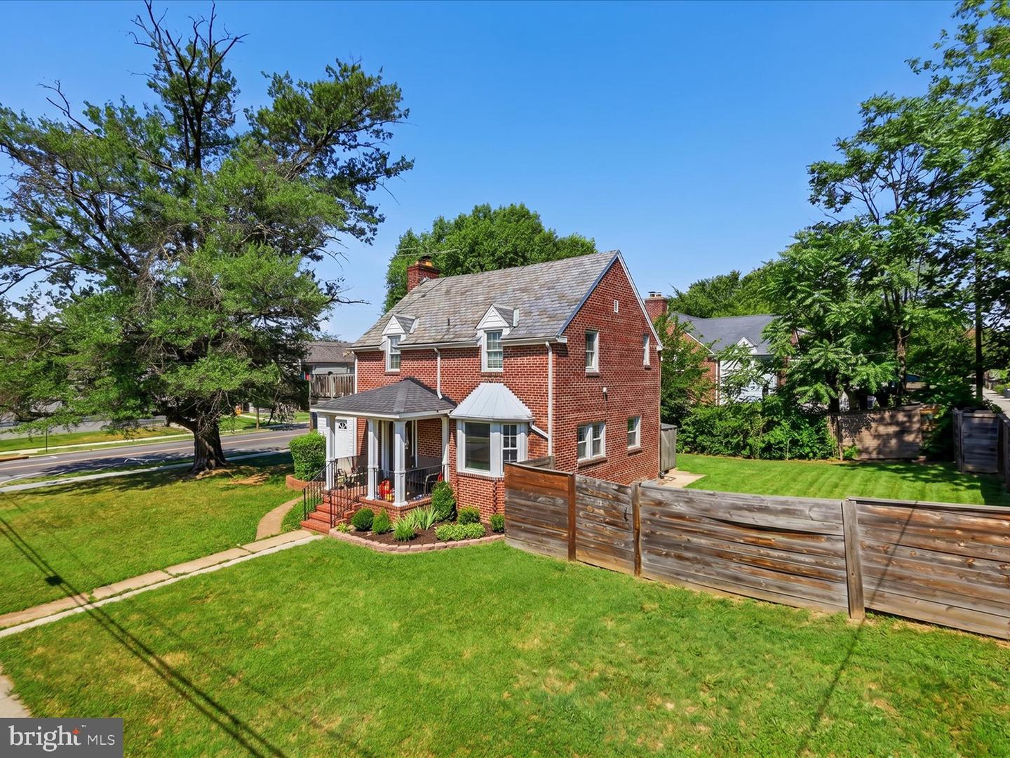 1494 Douglas St Ne Property Photo 1