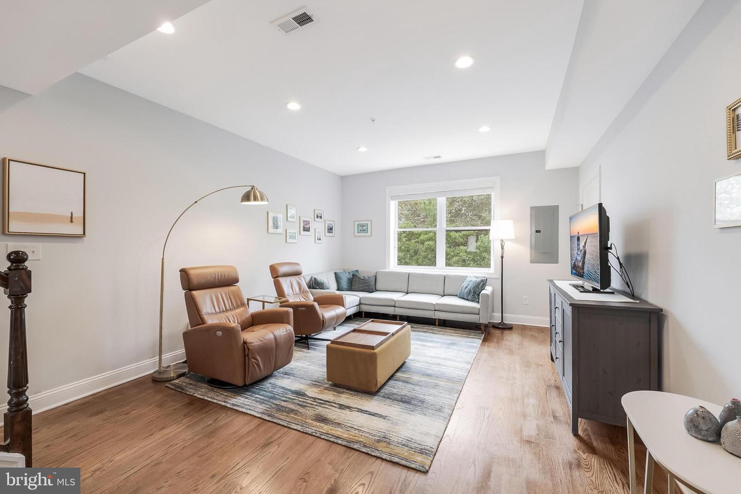 1613 ISHERWOOD ST NE #3 Property Photo 1
