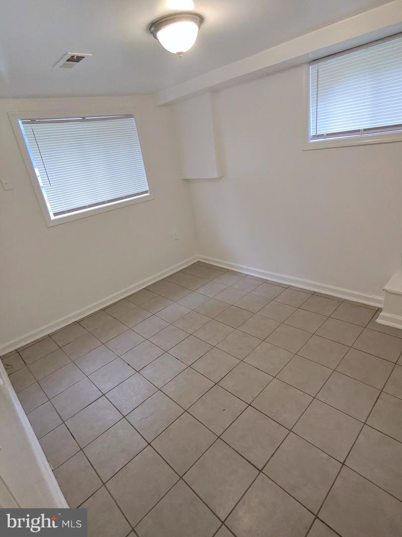 407 Lebaum St Se #4 Property Photo 3