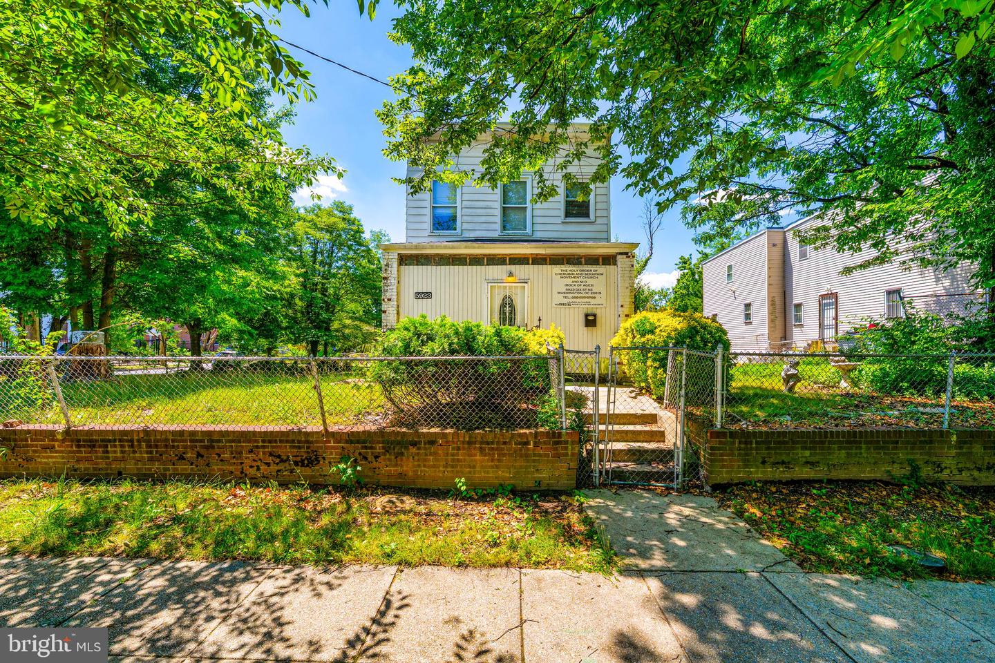 5923 Dix St Ne Property Photo 1