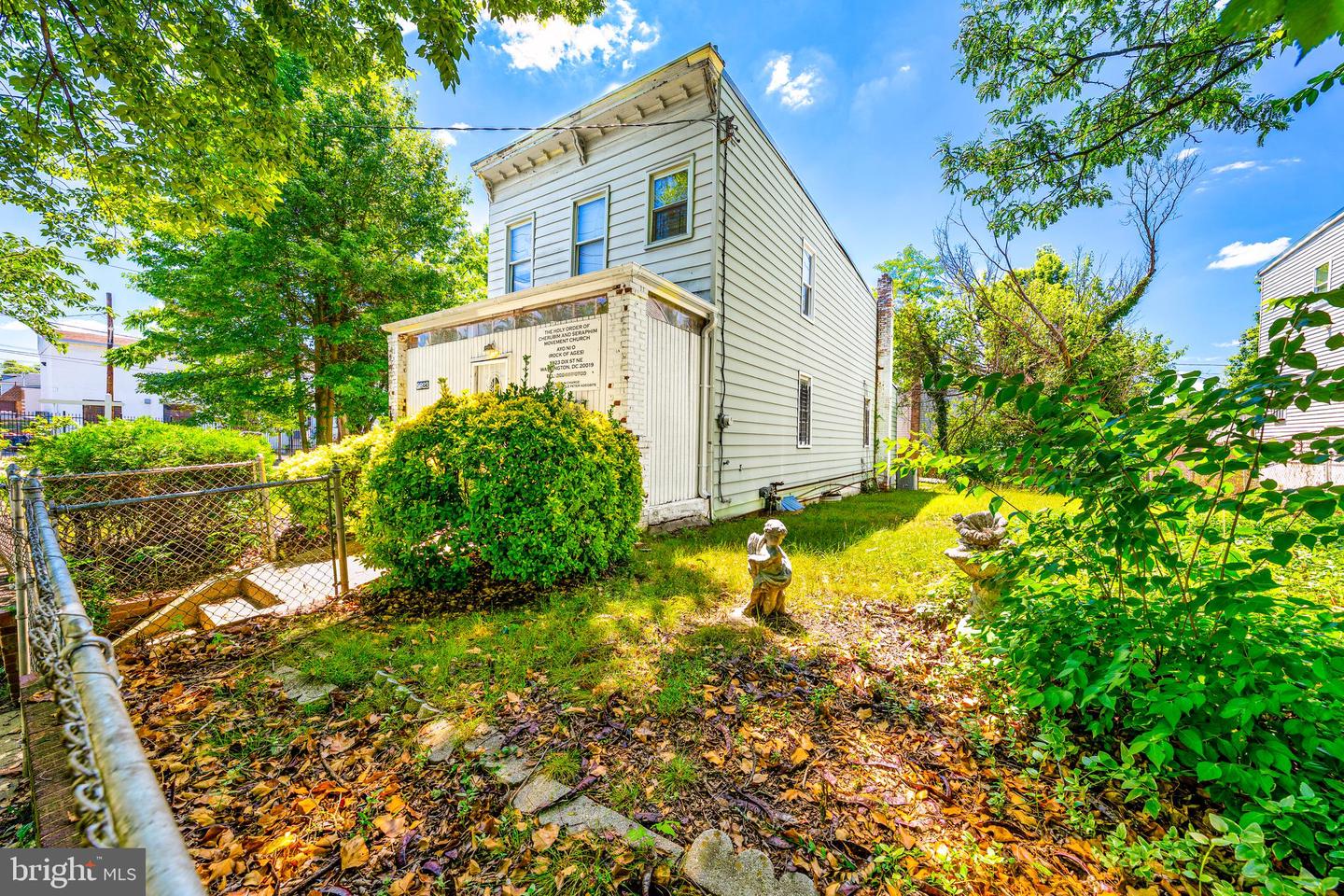 5923 Dix St Ne Property Photo 3