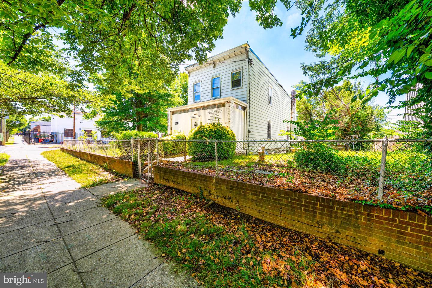 5923 Dix St Ne Property Photo 4
