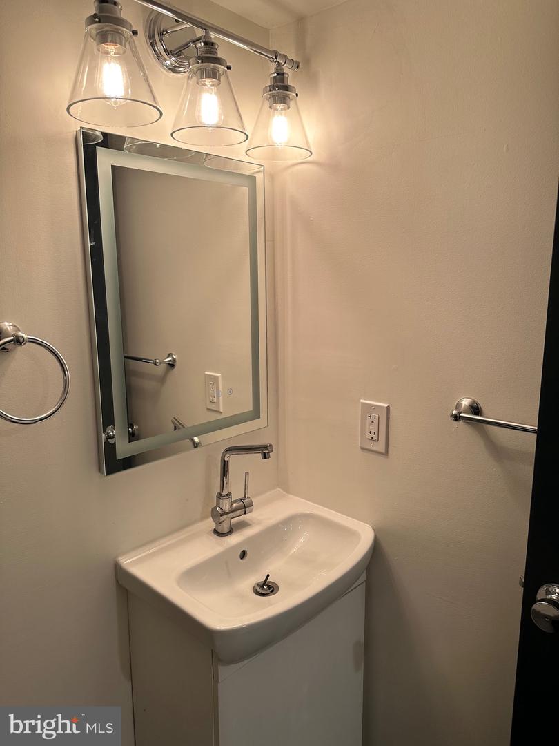 4252 Dix St Ne Property Photo 8