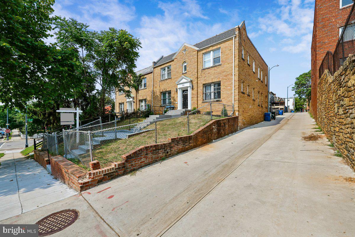 1904 3rd St Ne Property Photo 2