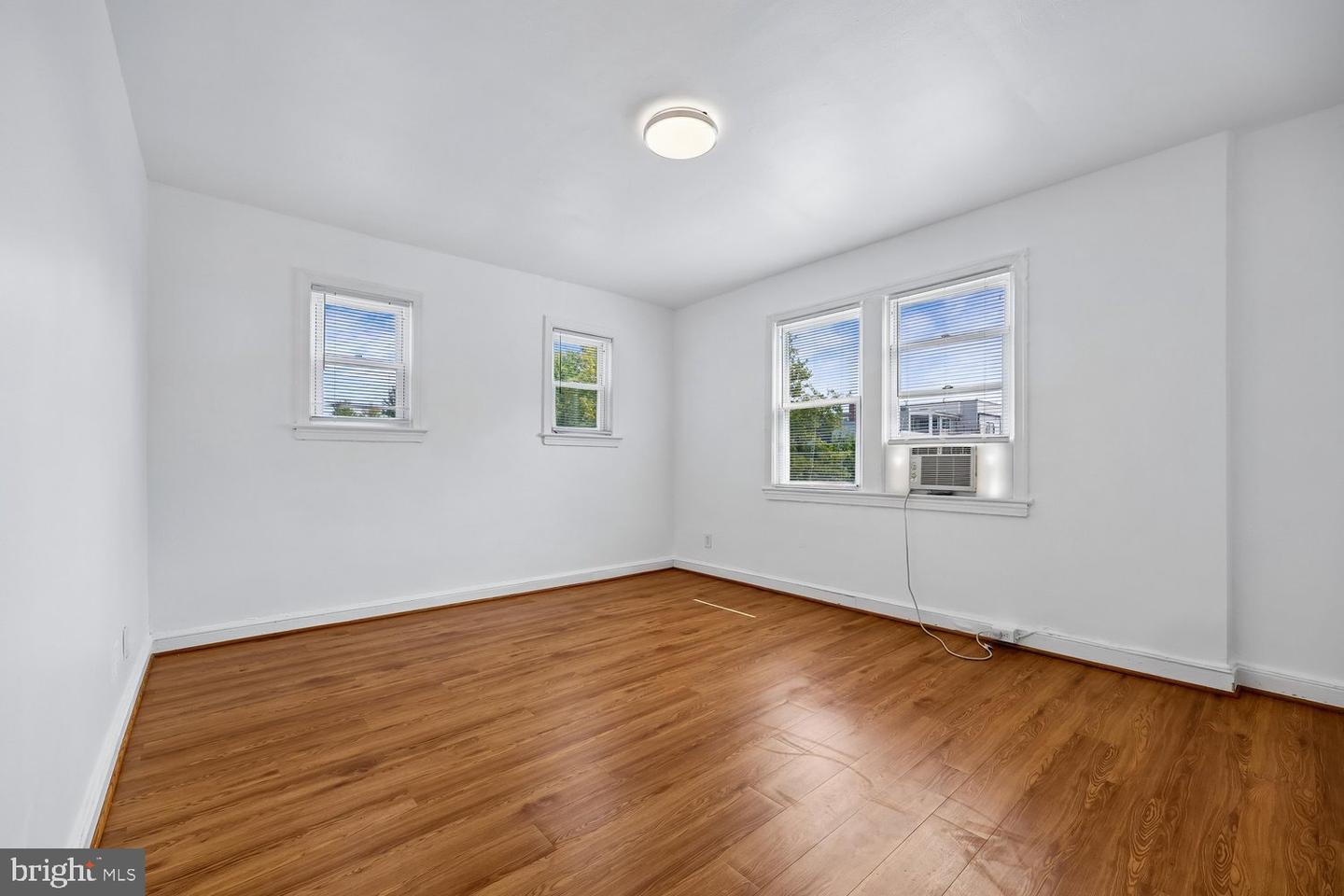 1904 3rd St Ne Property Photo 5