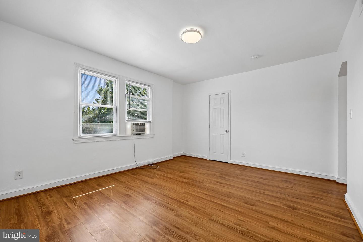 1904 3rd St Ne Property Photo 8