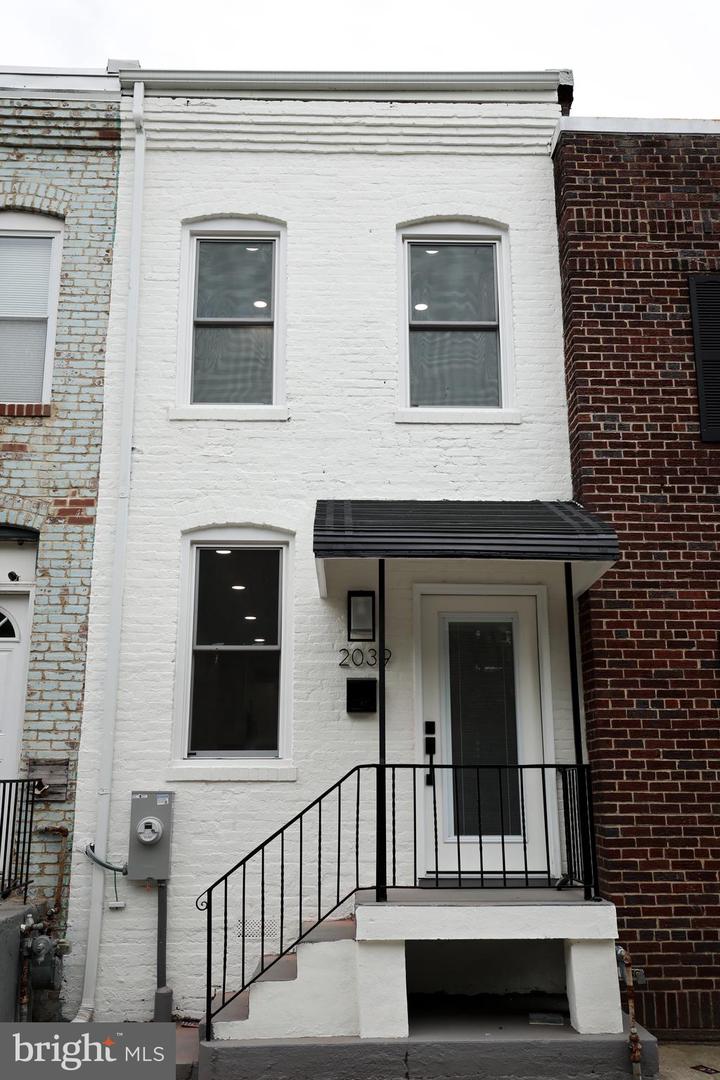 2039 ROSEDALE ST NE Property Photo 1