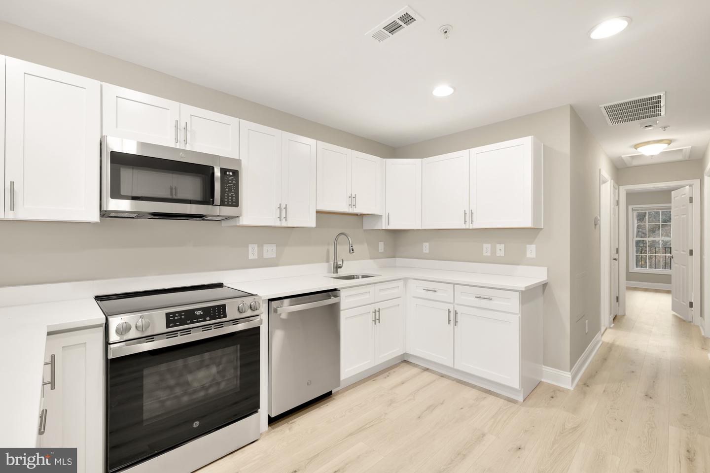 1755 W St Se #c Property Photo 4