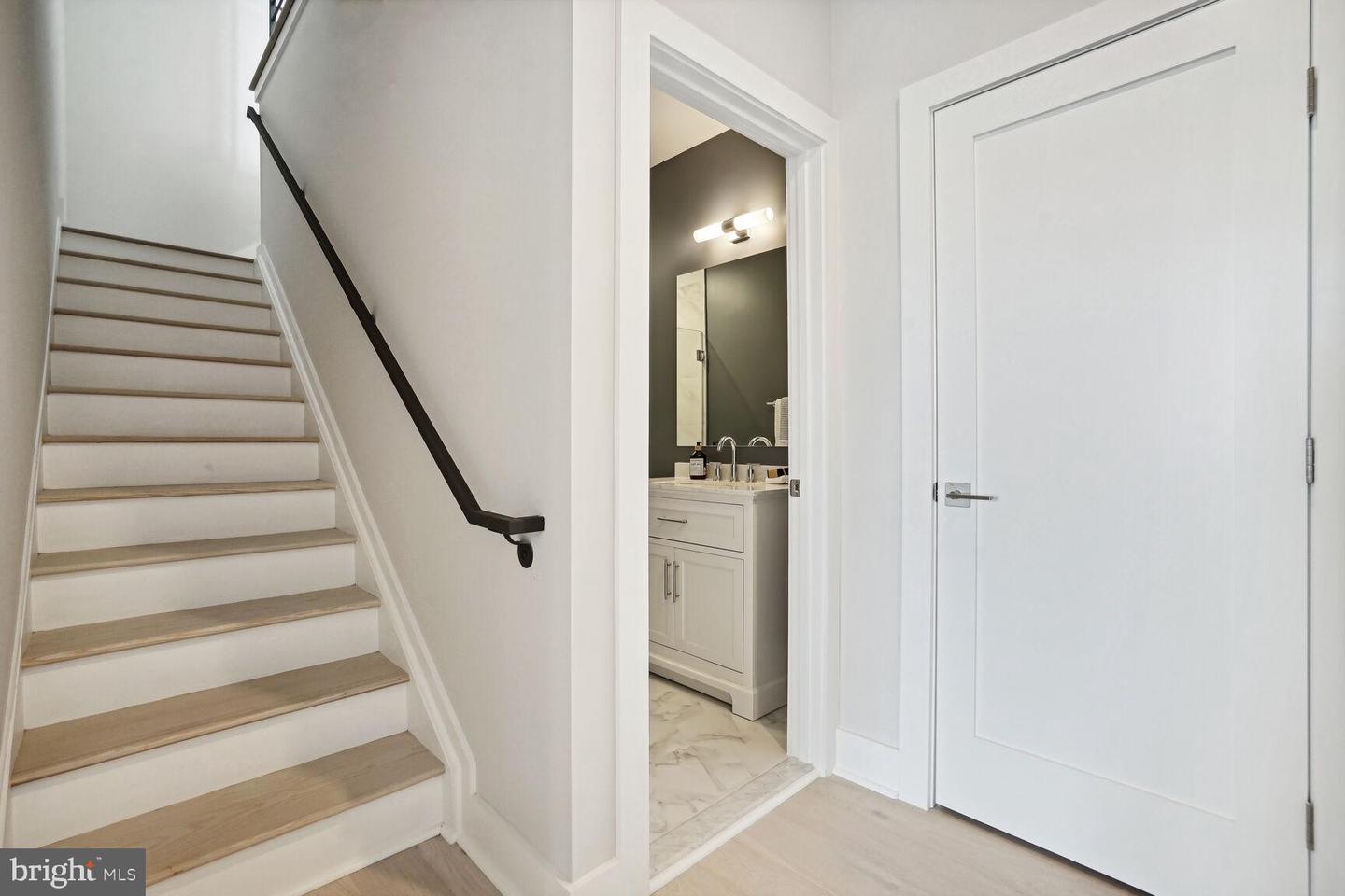 901 19th St Ne #ph2 Property Photo 11