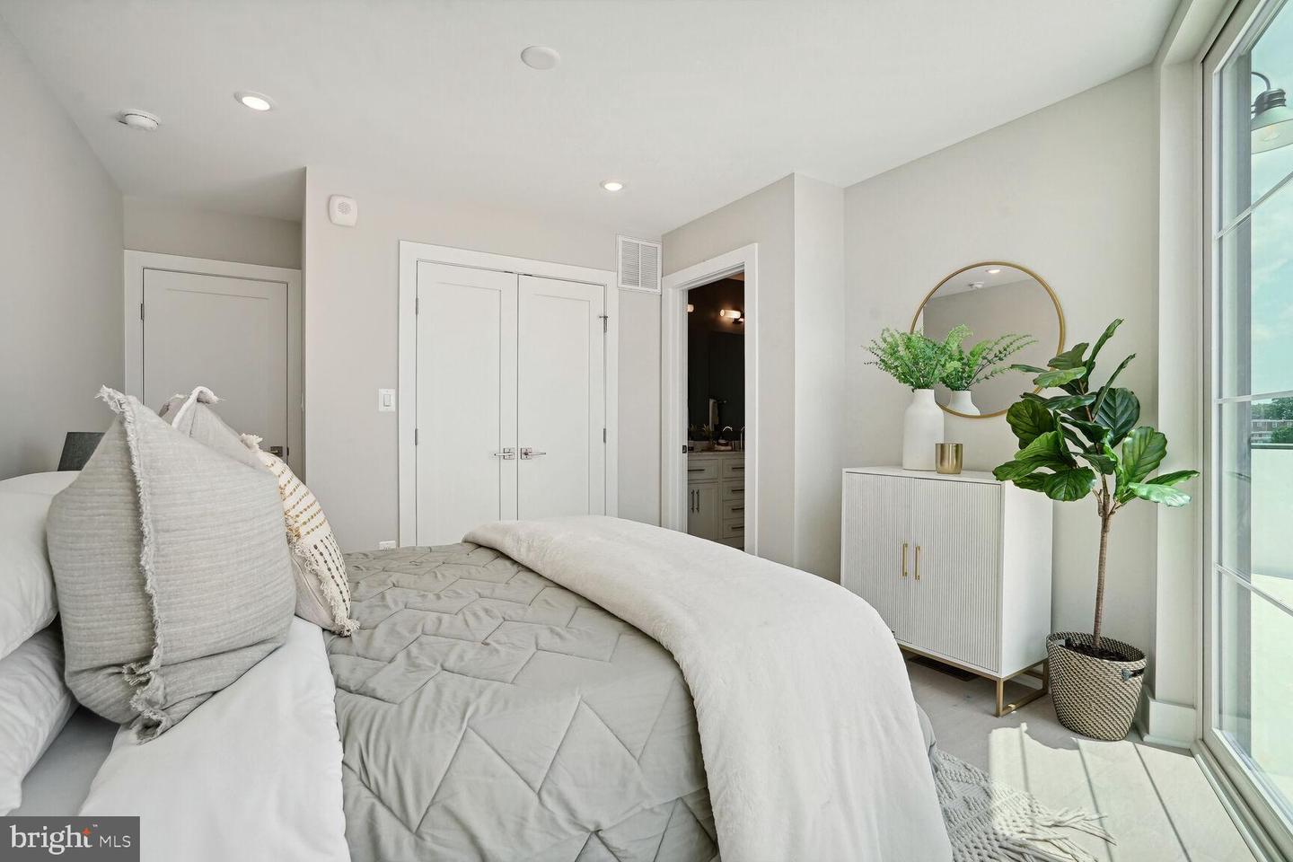 901 19th St Ne #ph2 Property Photo 18