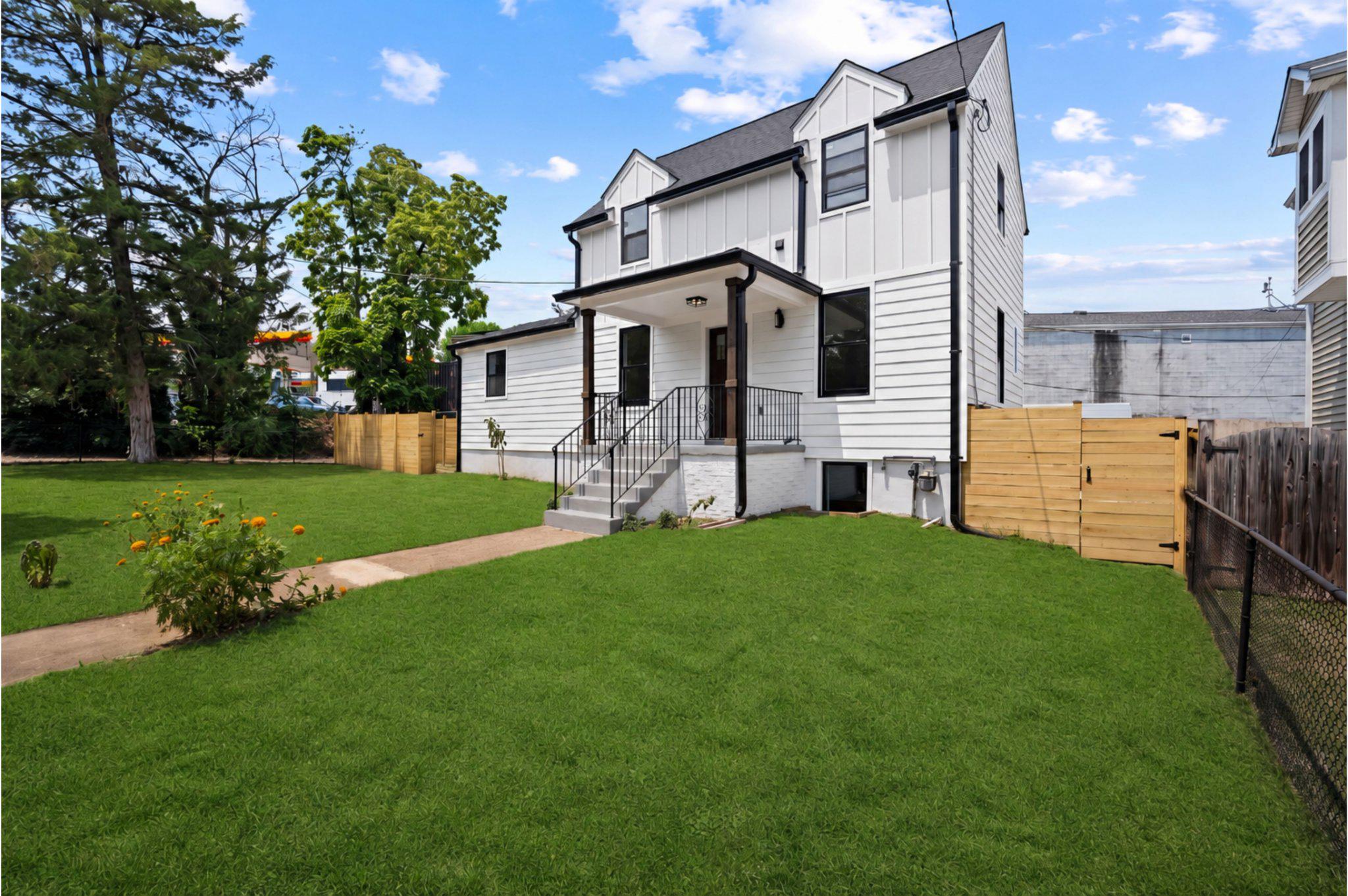 3110 Newton St Ne Property Photo 3