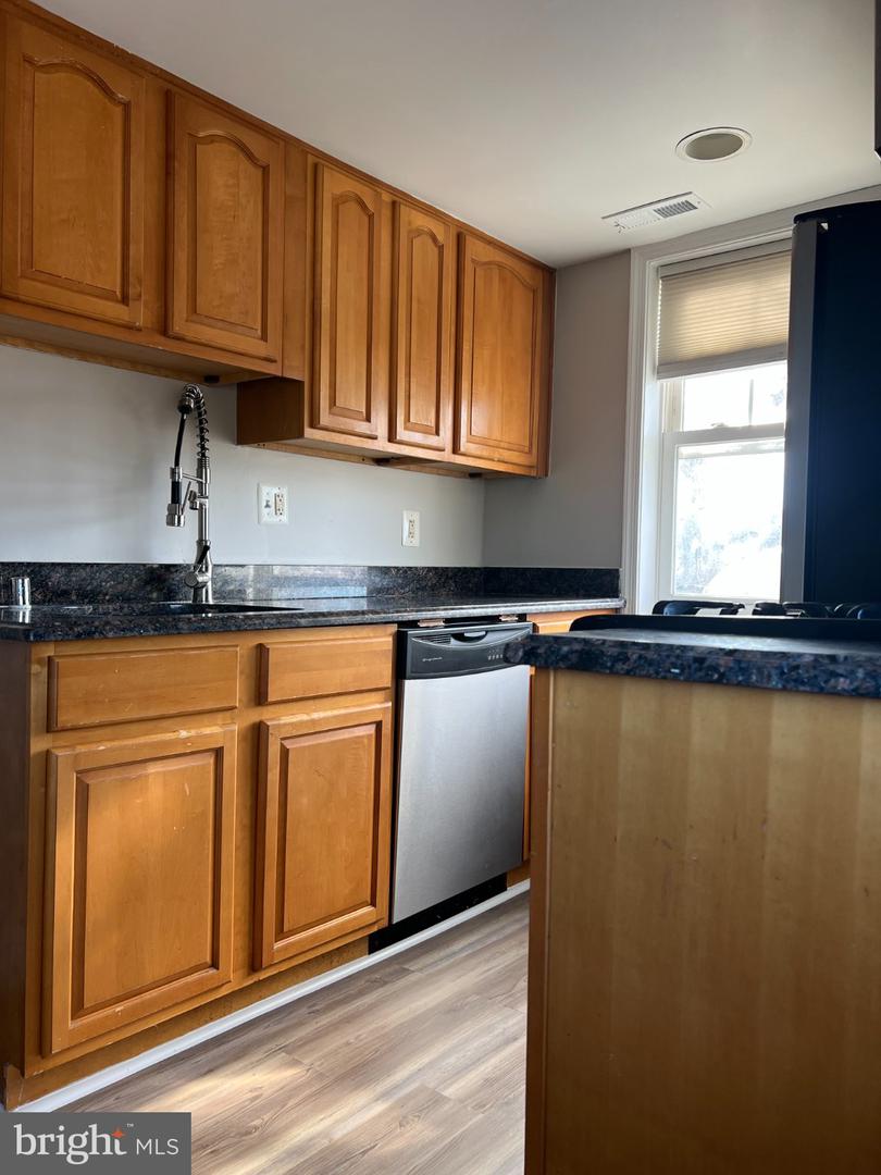 912 Barnaby St Se #302 Property Photo 23