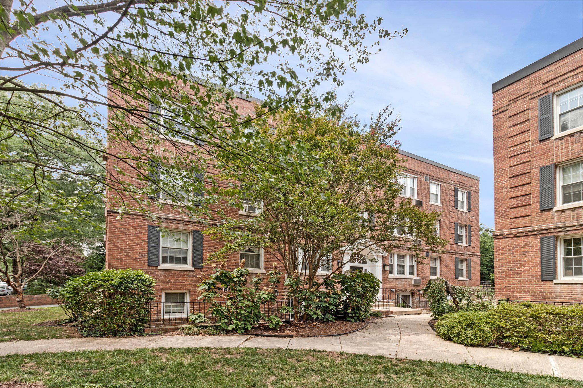 4491 Macarthur Blvd Nw #102 Property Photo 1