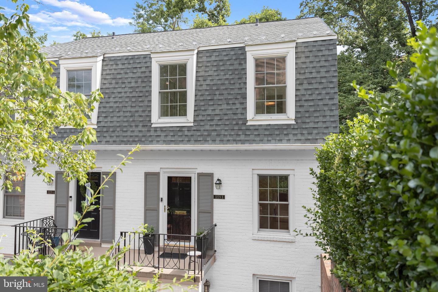 3229 Sutton Pl Nw #b Property Photo 1