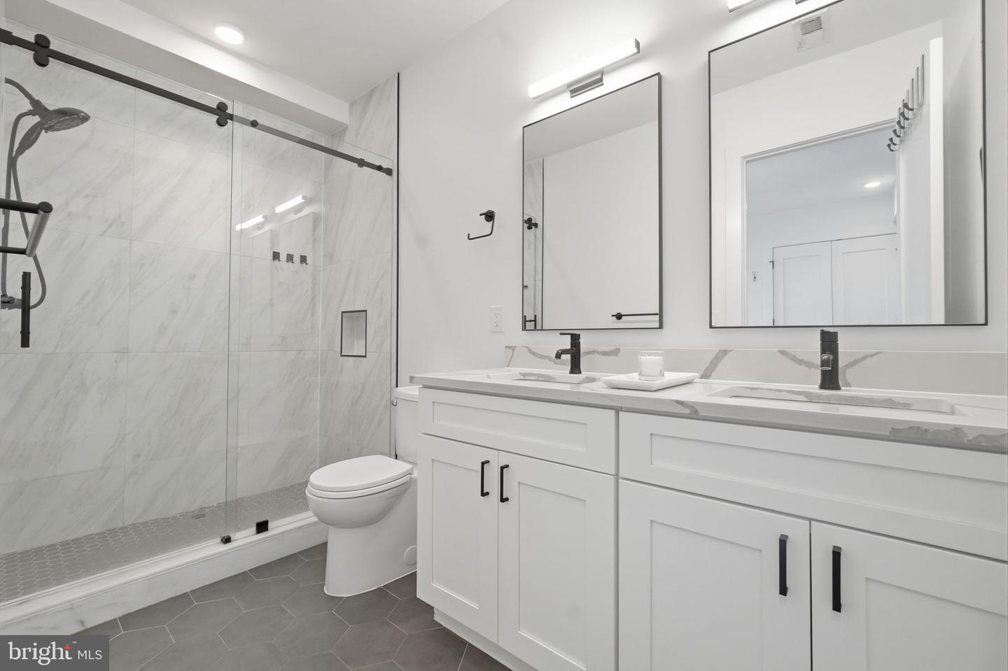 646 Newton Pl Nw #203 Property Photo 5