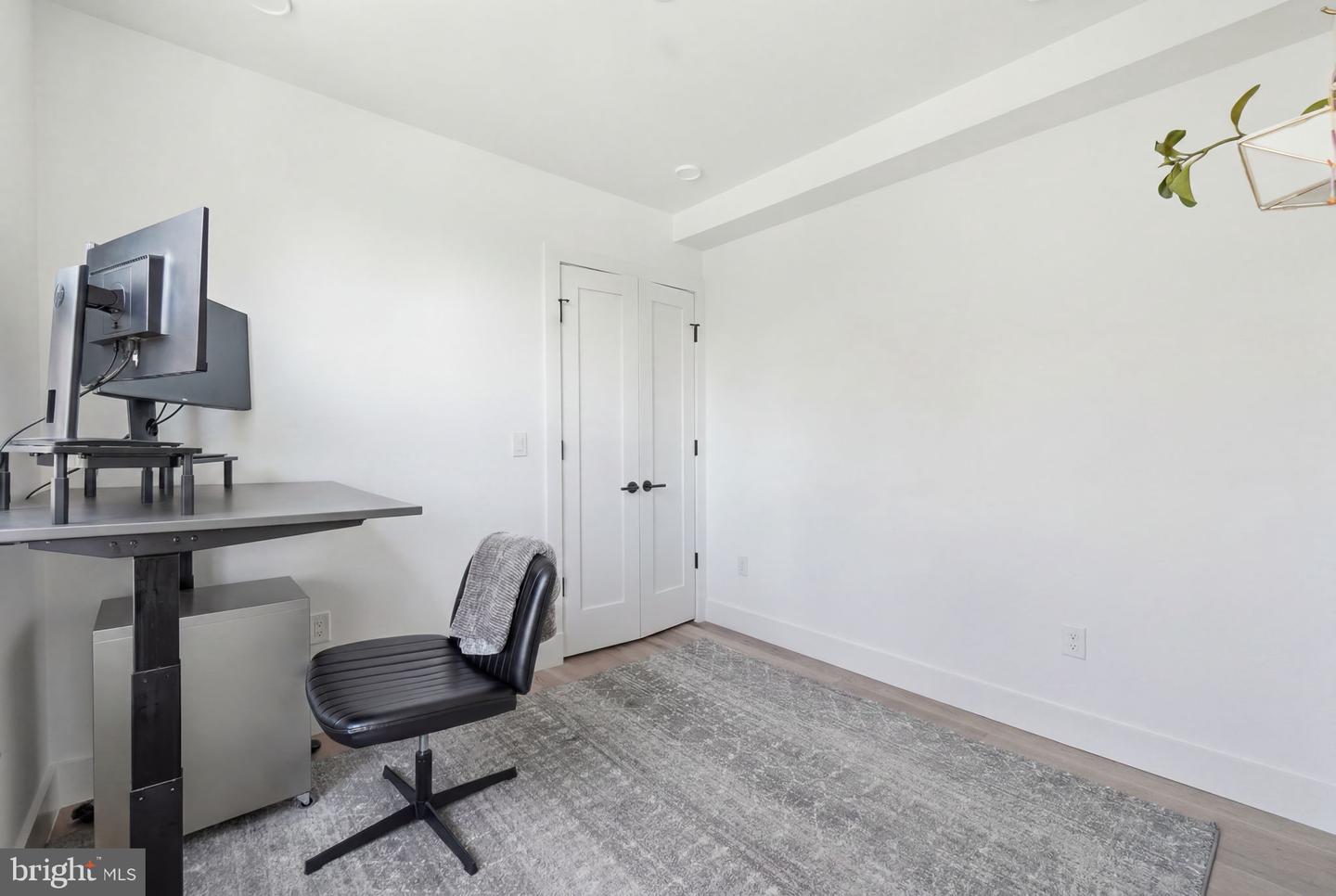 646 Newton Pl Nw #203 Property Photo 16