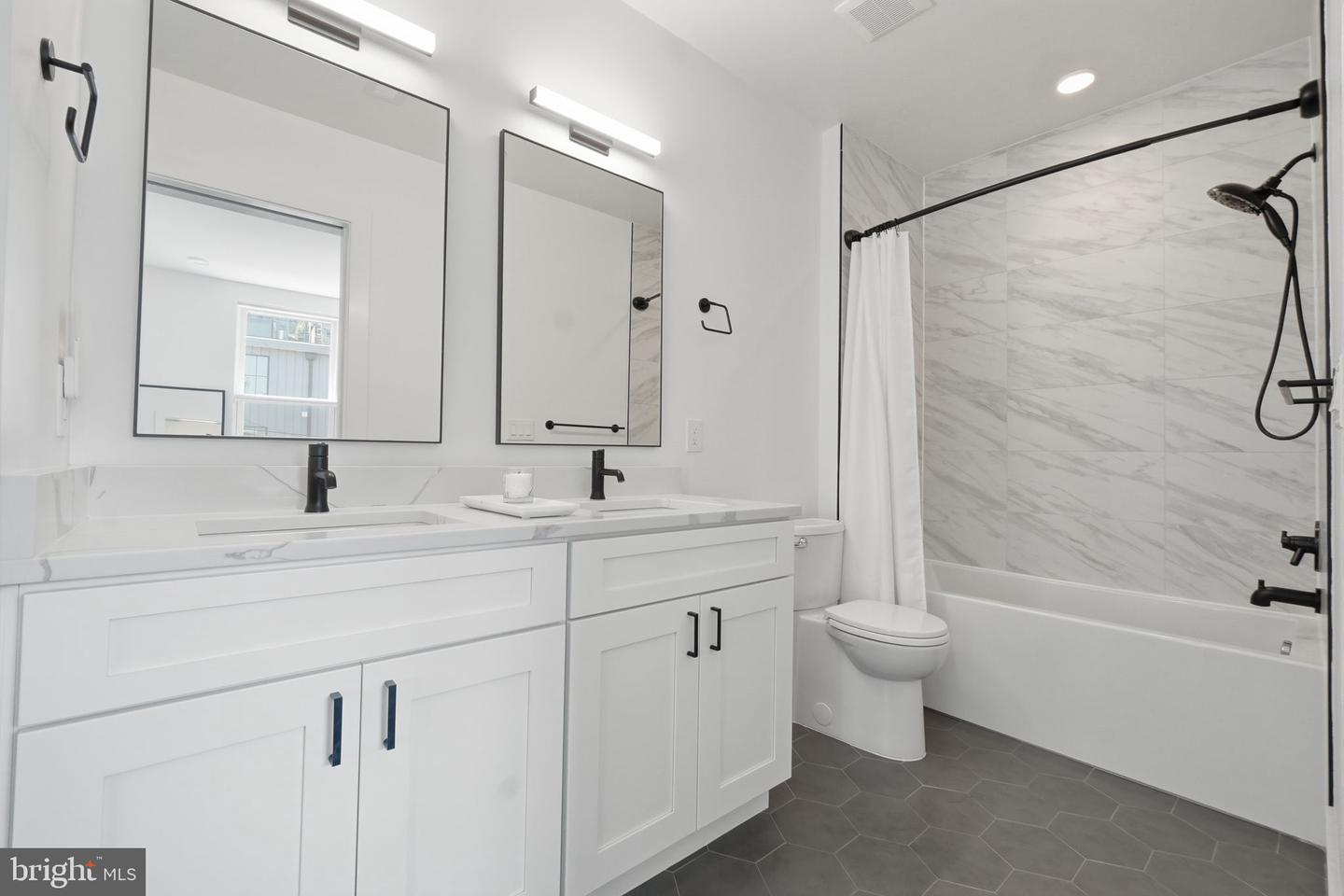 646 Newton Pl Nw #203 Property Photo 21