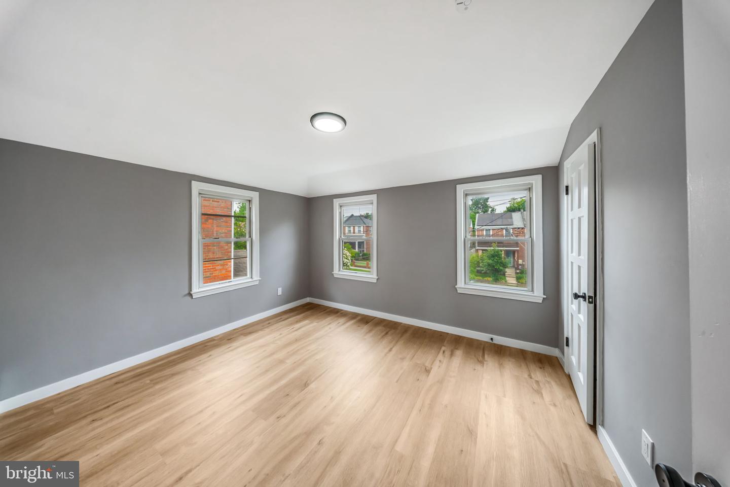 717 Emerson St Ne Property Photo 5