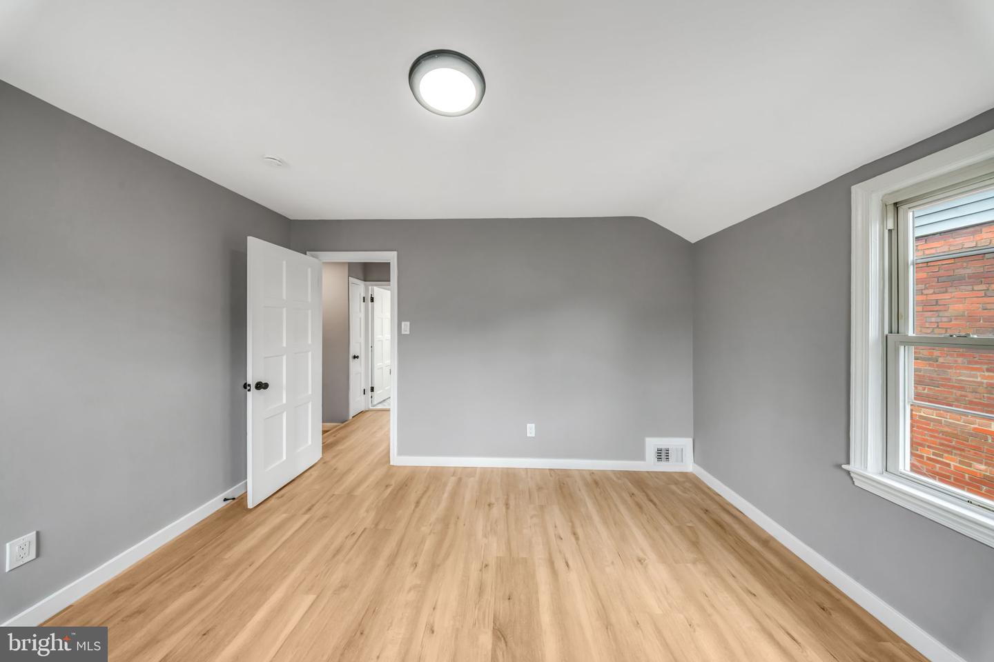 717 Emerson St Ne Property Photo 6