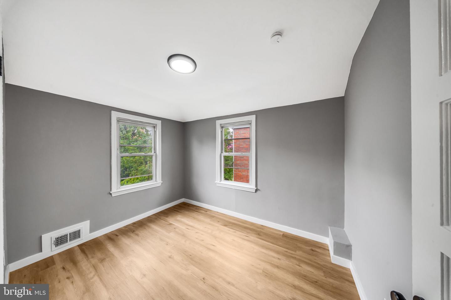 717 Emerson St Ne Property Photo 14
