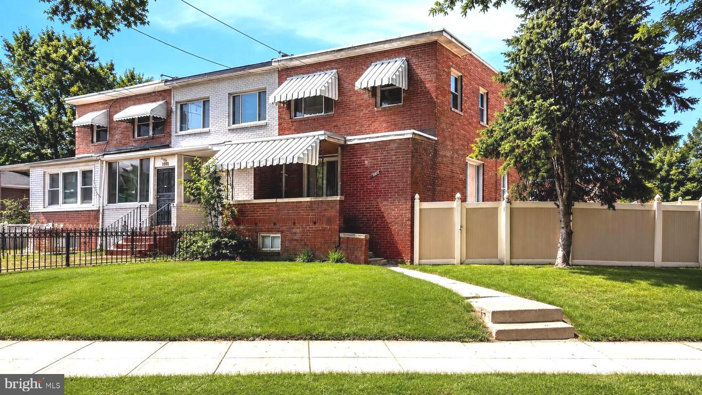 4802 SOUTH DAKOTA AVE NE Property Photo 1
