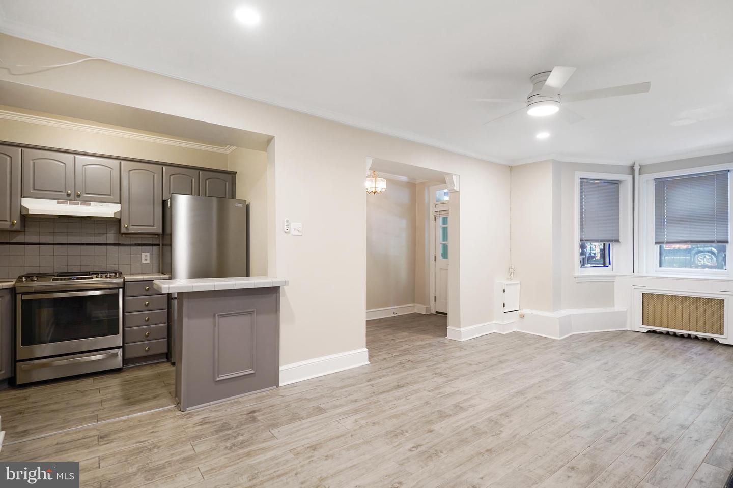 405 Constitution Ave Ne #b Property Photo 2