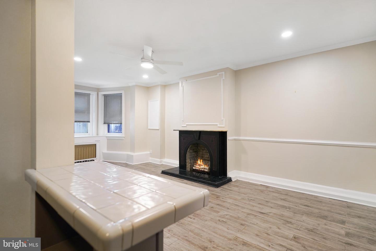 405 Constitution Ave Ne #b Property Photo 3