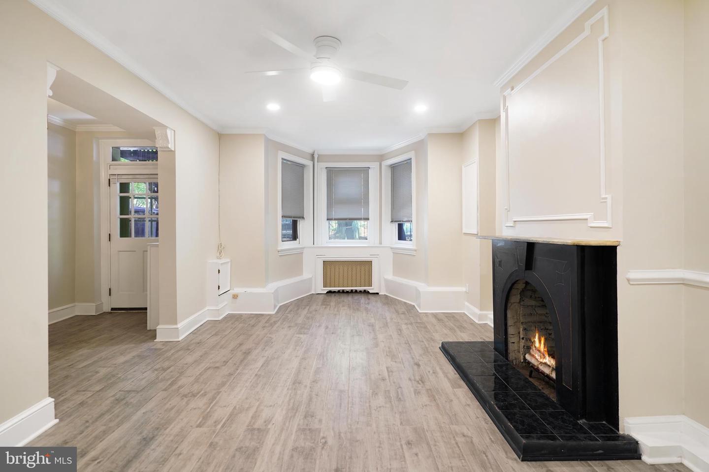 405 Constitution Ave Ne #b Property Photo 4