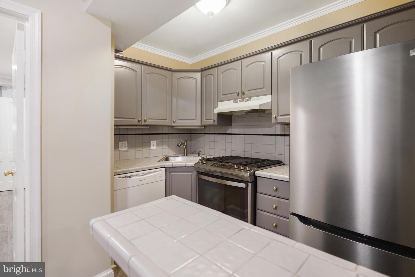 405 Constitution Ave Ne #b Property Photo 6