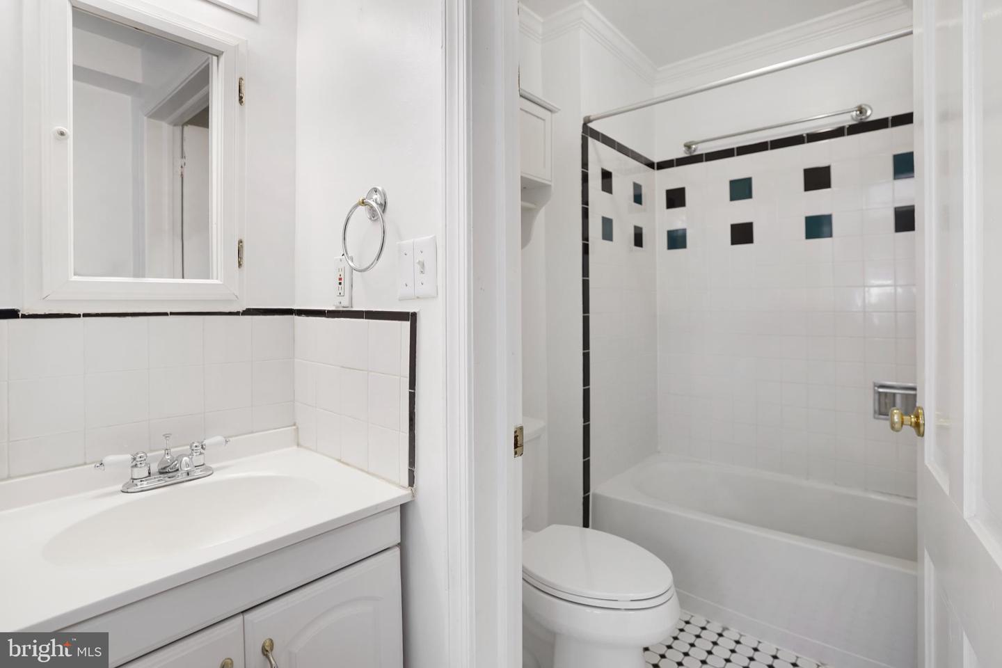 405 Constitution Ave Ne #b Property Photo 9