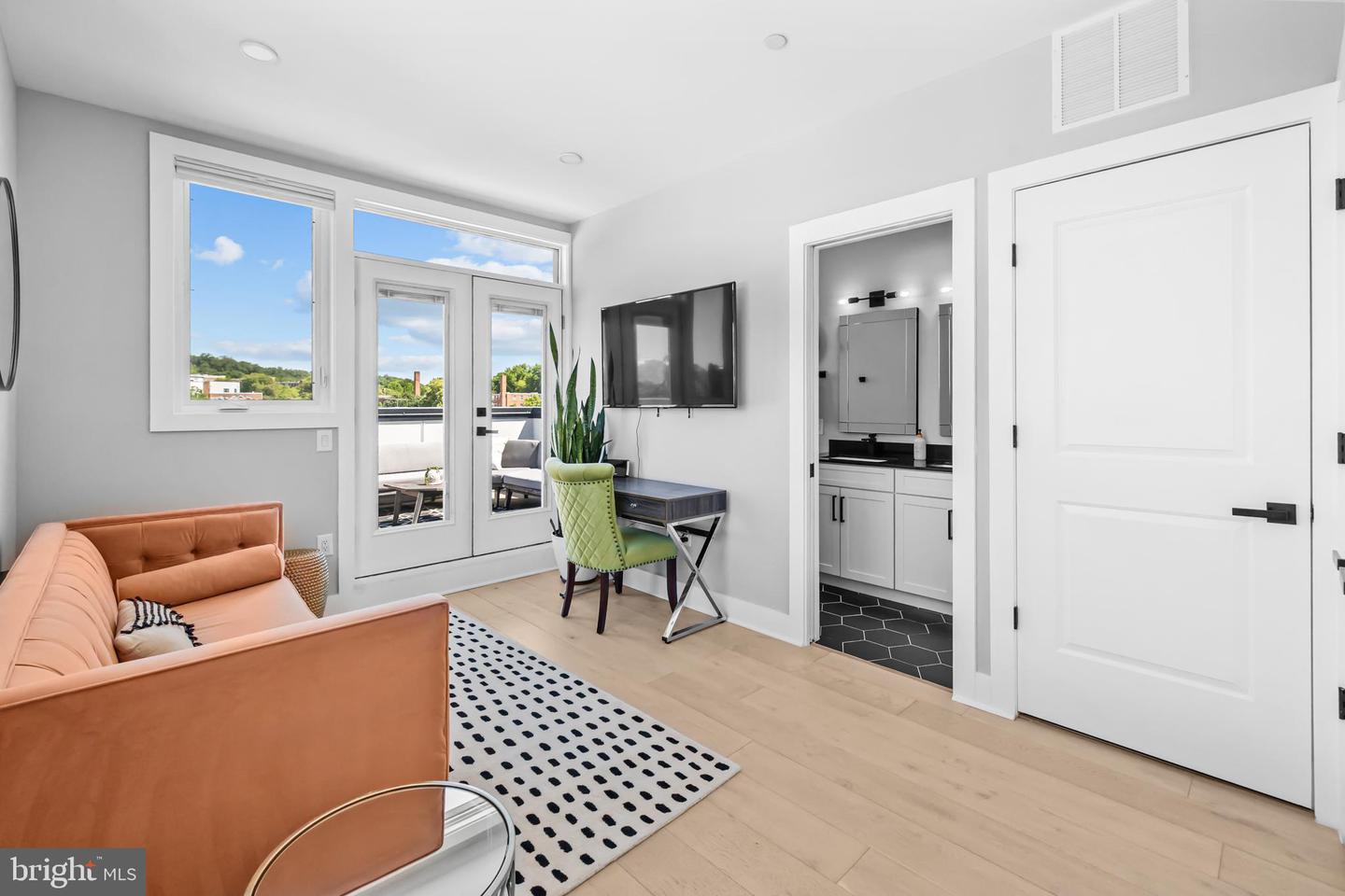 1915 H St Ne #ph1 Property Photo 2