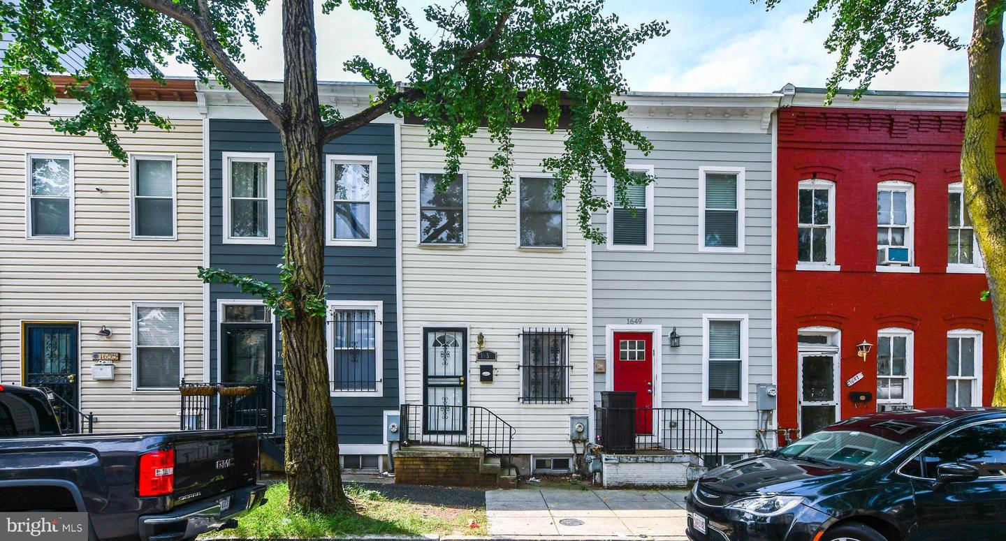 1651 GALES ST NE Property Photo 1