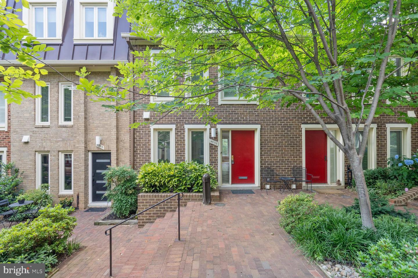 4375 Embassy Park Dr Nw Property Photo 1