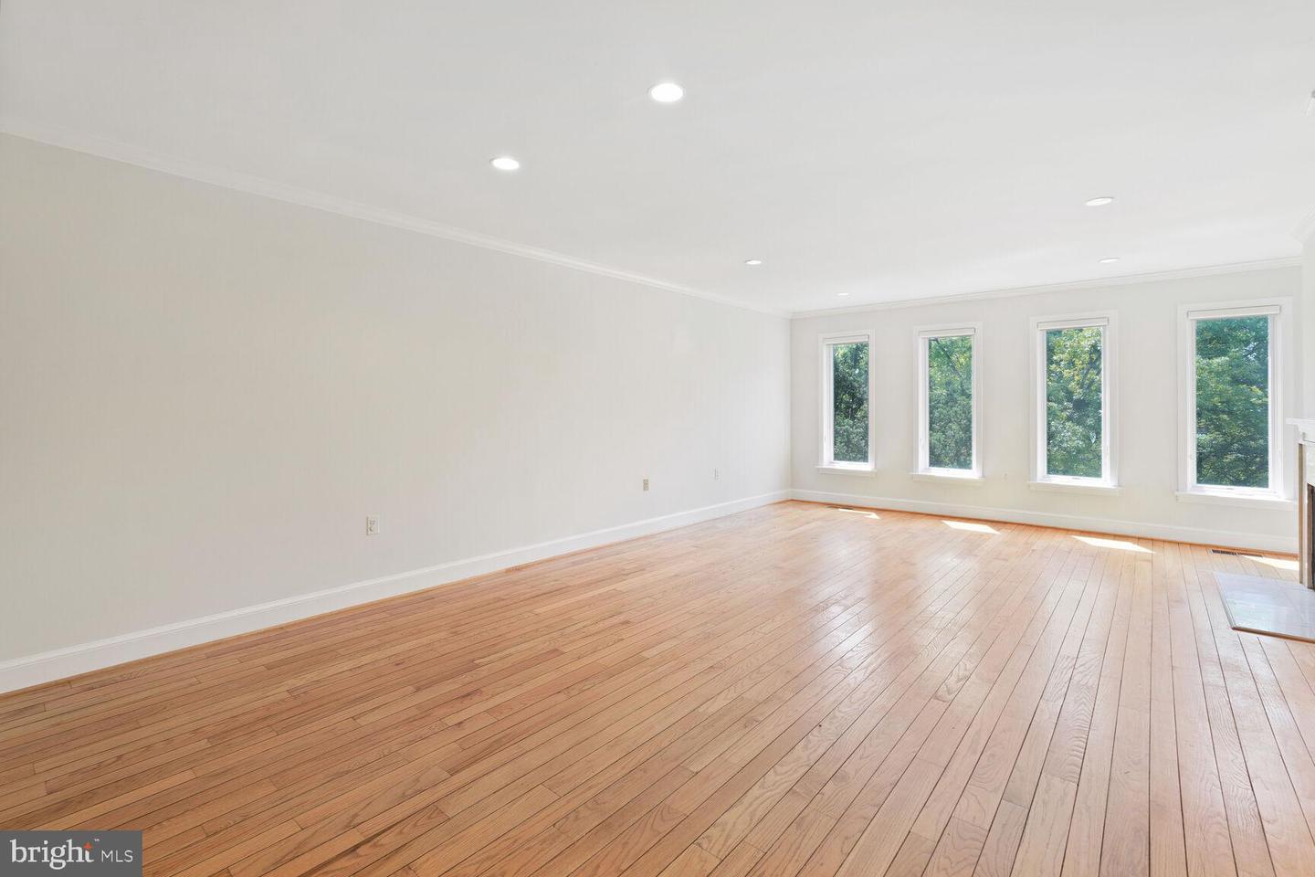 4375 Embassy Park Dr Nw Property Photo 5