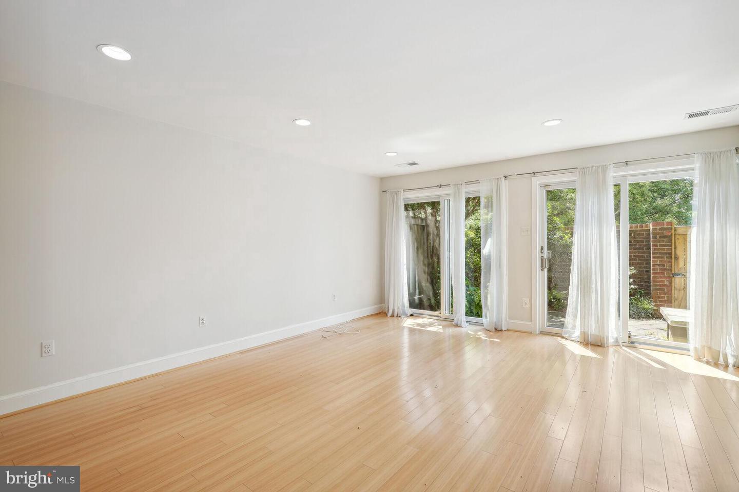 4375 Embassy Park Dr Nw Property Photo 17