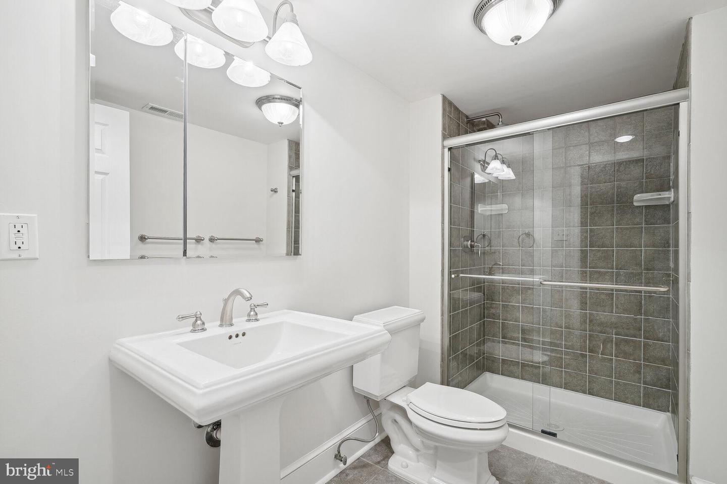 4375 Embassy Park Dr Nw Property Photo 18