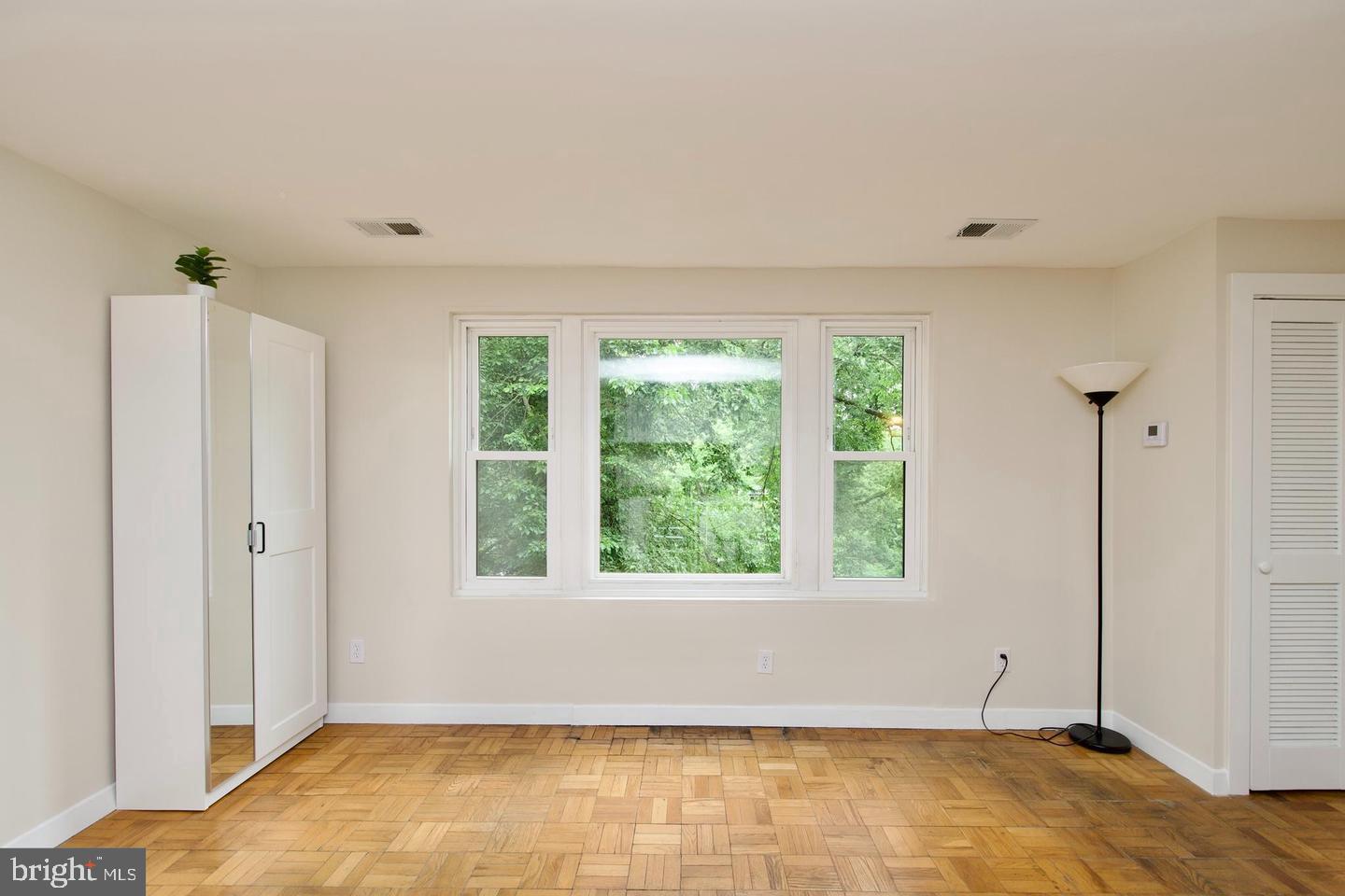 4840 Macarthur Nw #504 Property Photo 11
