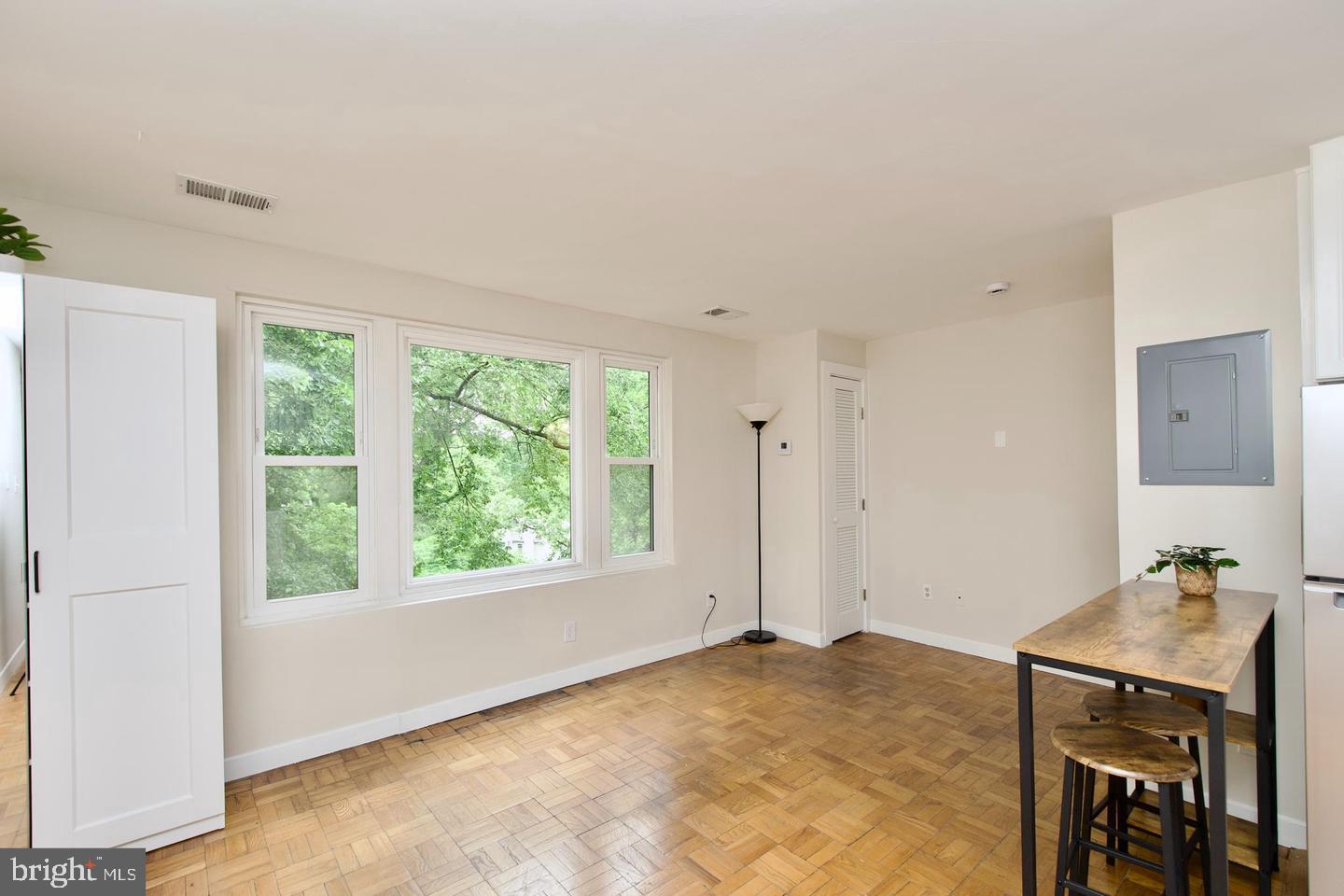 4840 Macarthur Nw #504 Property Photo 13
